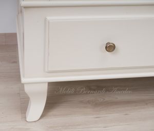 Armadietto stile classico realizzato in legno con finitura colore bianco e interni legno
