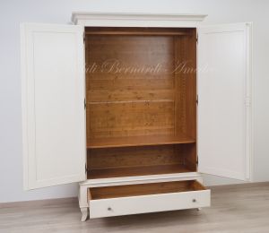Armadietto stile classico realizzato in legno con finitura colore bianco e interni legno