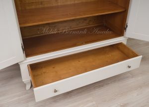 Armadietto stile classico realizzato in legno con finitura colore bianco e interni legno