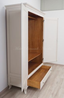 Armadietto stile classico realizzato in legno con finitura colore bianco e interni legno