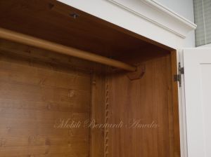 Armadietto stile classico realizzato in legno con finitura colore bianco e interni legno