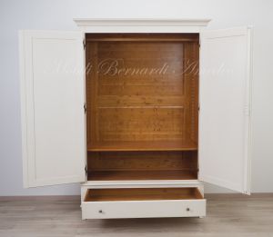 Armadietto stile classico realizzato in legno con finitura colore bianco e interni legno