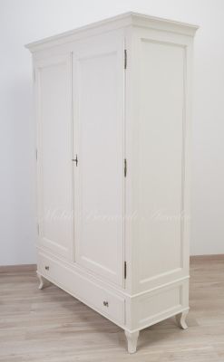 Armadietto stile classico realizzato in legno con finitura colore bianco e interni legno
