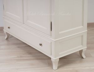 Armadietto stile classico realizzato in legno con finitura colore bianco e interni legno