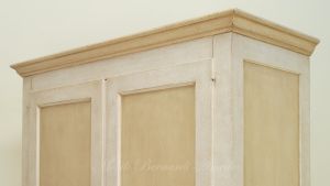 Armadio in legno finitura laccata bicolore molto anticato smontabile