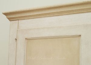 Armadio in legno finitura laccata bicolore molto anticato smontabile