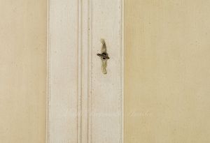 Armadio in legno finitura laccata bicolore molto anticato smontabile