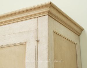 Armadio in legno finitura laccata bicolore molto anticato smontabile