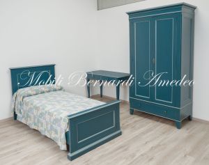 Camera composta da letto singolo armadietto e scrittoio in legno stile classico con finitura laccata