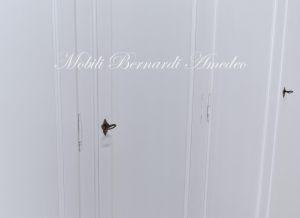 Armadio classico in legno massello da 3 metri 5 ante con cassettiera finitura colore bianco anticato