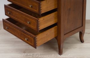 Cassettiera in legno massiccio stile classico con intarsio - cassetti con incastri a coda di rondine