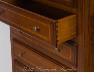 Cassettiera in legno massiccio stile classico con intarsio - cassetti con incastri a coda di rondine