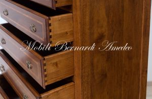 Cassettiera settimanale realizzata artigianalmente in legno massello di noce con intarsio in bois de rose