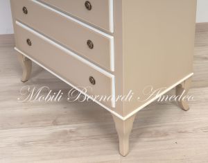 Cassettiera in legno massello stile classico con finitura laccata colore bianco e tortora
