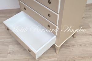 Cassettiera in legno massello stile classico con finitura laccata colore bianco e tortora