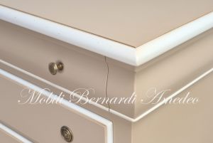 Cassettiera in legno massello stile classico con finitura laccata colore bianco e tortora