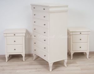 Cassettiera per camera da letto stile classico realizzata interamente in legno massello con finitura laccata colore bianco anticato