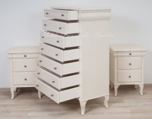 Cassettiera per camera da letto stile classico realizzata interamente in legno massello con finitura laccata colore bianco anticato