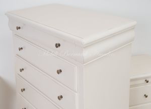 Cassettiera per camera da letto stile classico realizzata interamente in legno massello con finitura laccata colore bianco anticato