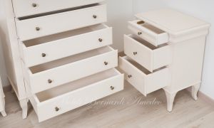 Cassettiera per camera da letto stile classico realizzata interamente in legno massello con finitura laccata colore bianco anticato