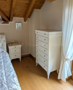Cassettiera settimanale in legno stile Luigi Filippo con finitura laccata bianco crema RAL 9001