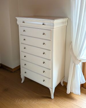 Cassettiera settimanale in legno stile Luigi Filippo con finitura laccata bianco crema RAL 9001