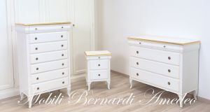Cassettiera cassettone e comodino in legno massello stile classico con finitura laccata bianco e foglia oro