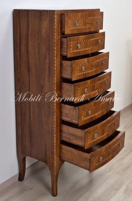 Settimanale bombato stile classico con intarsi nei cassetti e negli spigoli realizzato in legno massello di noce