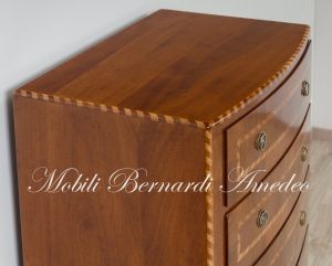 Cassettiera in stile classico costruita artigianalmente in legno di noce con 5 cassetti intarsiati