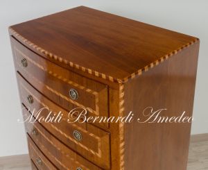 Cassettiera in stile classico costruita artigianalmente in legno di noce con 5 cassetti intarsiati