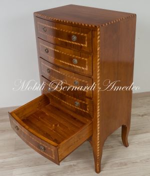 Cassettiera in stile classico costruita artigianalmente in legno di noce con 5 cassetti intarsiati