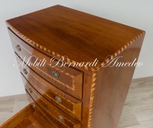 Cassettiera in stile classico costruita artigianalmente in legno di noce con 5 cassetti intarsiati