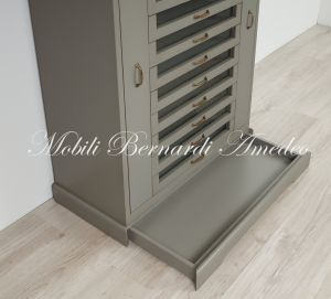 Cassettiera da camera in legno massello laccato grigio con specchio e cassettini con vetro