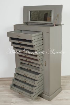 Cassettiera da camera in legno massello laccato grigio con specchio e cassettini con vetro