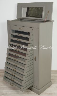 Cassettiera da camera in legno massello laccato grigio con specchio e cassettini con vetro