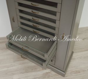 Cassettiera da camera in legno massello laccato grigio con specchio e cassettini con vetro