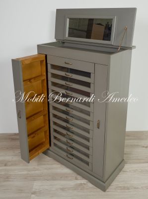 Cassettiera da camera in legno massello laccato grigio con specchio e cassettini con vetro