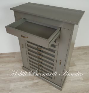 Cassettiera da camera in legno massello laccato grigio con specchio e cassettini con vetro