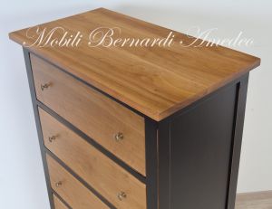Cassettiera con 5 cassetti grandi in legno massello finitura nero anticato e noce chiaro