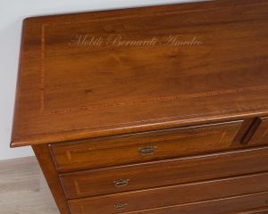 Cassettone stile classico veneto costruito artigianalmente in legno massello di noce con intarsio