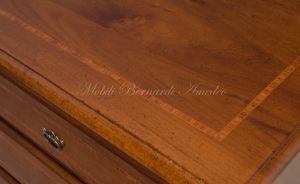 Cassettone stile classico veneto costruito artigianalmente in legno massello di noce con intarsio