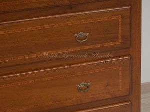 Cassettone stile classico veneto costruito artigianalmente in legno massello di noce con intarsio