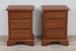 Riproduzione di comodini in stile classico realizzati in legno massello di noce con intarsio