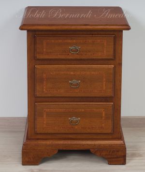 Riproduzione di comodini in stile classico realizzati in legno massello di noce con intarsio
