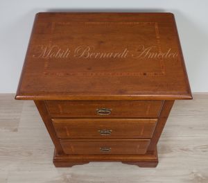 Riproduzione di comodini in stile classico realizzati in legno massello di noce con intarsio
