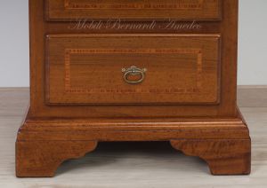 Riproduzione di comodini in stile classico realizzati in legno massello di noce con intarsio