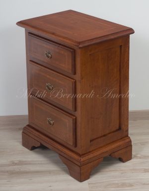 Riproduzione di comodini in stile classico realizzati in legno massello di noce con intarsio