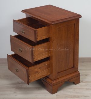 Riproduzione di comodini in stile classico realizzati in legno massello di noce con intarsio