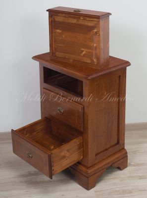 Riproduzione di comodini in stile classico realizzati in legno massello di noce con intarsio