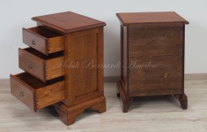 Riproduzione di comodini in stile classico realizzati in legno massello di noce con intarsio